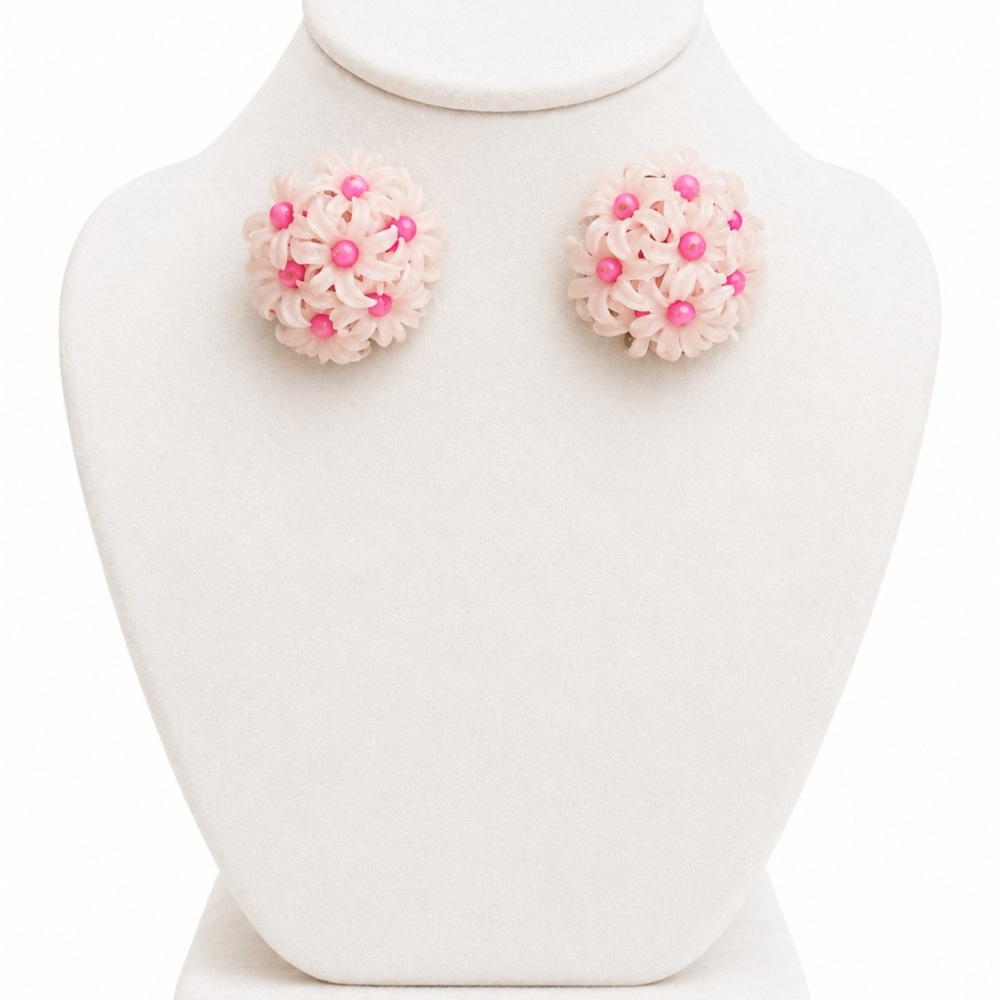 VTG Hong Kong 50s Plastic Daisy Screw Back Earrings
